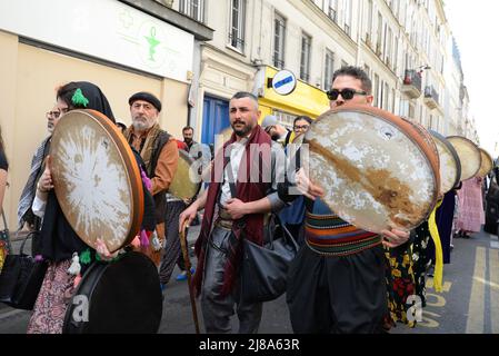 1. Kurdisches Kulturfestival in Paris. Eine Parade in traditionellen Kostümen und Straßenorchester fand im 10. Arrondissement von Paris statt Stockfoto