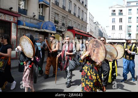 1. Kurdisches Kulturfestival in Paris. Eine Parade in traditionellen Kostümen und Straßenorchester fand im 10. Arrondissement von Paris statt Stockfoto