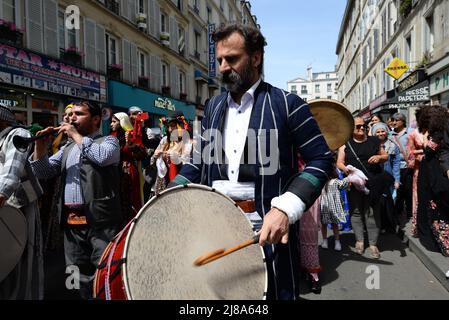 1. Kurdisches Kulturfestival in Paris. Eine Parade in traditionellen Kostümen und Straßenorchester fand im 10. Arrondissement von Paris statt Stockfoto