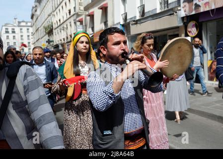 1. Kurdisches Kulturfestival in Paris. Eine Parade in traditionellen Kostümen und Straßenorchester fand im 10. Arrondissement von Paris statt Stockfoto