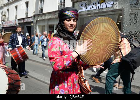 1. Kurdisches Kulturfestival in Paris. Eine Parade in traditionellen Kostümen und Straßenorchester fand im 10. Arrondissement von Paris statt Stockfoto