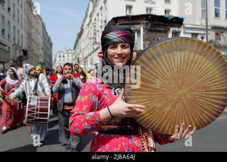 1. Kurdisches Kulturfestival in Paris. Eine Parade in traditionellen Kostümen und Straßenorchester fand im 10. Arrondissement von Paris statt Stockfoto