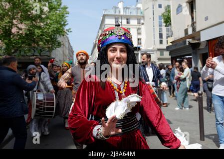 1. Kurdisches Kulturfestival in Paris. Eine Parade in traditionellen Kostümen und Straßenorchester fand im 10. Arrondissement von Paris statt Stockfoto