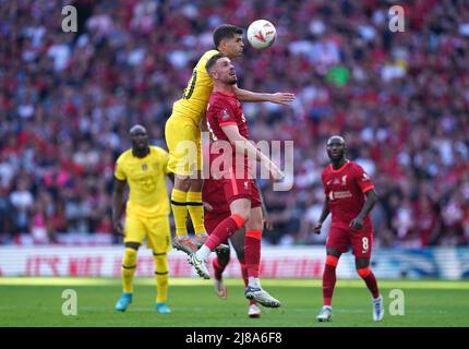 Chelsea's Christian Pulisic (links) und Liverpool's Jordan Henderson kämpfen während des Emirates FA Cup Finales im Wembley Stadium, London, um den Ball. Bilddatum: Samstag, 14. Mai 2022. Stockfoto