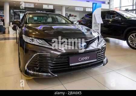 Chwaszczyno, Polen - 14. Mai 2022: Das neue Modell des Toyota Camry wurde im Autosalon vorgestellt Stockfoto