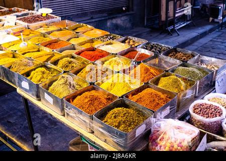 Kräuter- und Gewürzmarkt in Basar (Suq Al Hamidiyah) in Damaskus Stockfoto