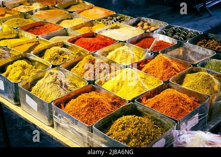 Kräuter- und Gewürzmarkt in Basar (Suq Al Hamidiyah) in Damaskus Stockfoto