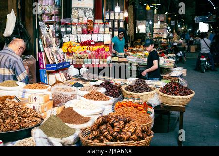 Damaskus, Syrien - Mai 2022: Menschen in Suq Al Hamidiyah, dem größten Basar in Damaskus Stockfoto