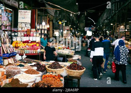 Damaskus, Syrien - Mai 2022: Menschen in Suq Al Hamidiyah, dem größten Basar in Damaskus Stockfoto