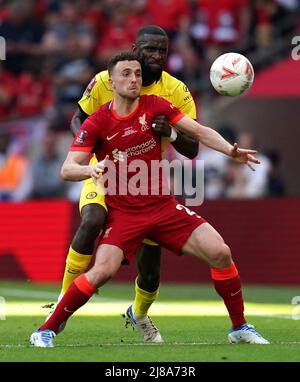 Liverpools Diogo Jota (vorne) und Chelsea's Antonio Rudiger kämpfen während des Emirates FA Cup Finales im Wembley Stadium, London, um den Ball. Bilddatum: Samstag, 14. Mai 2022. Stockfoto