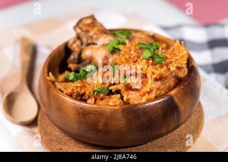 Jollof Reis Dome für nigianisches ghanaische Lebensmittelkonzept. Afrikanisches Nationalgericht Stockfoto