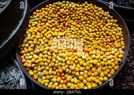 Beschichtete Erdnüsse, Haufen Nüsse auf dem Markt Stockfoto