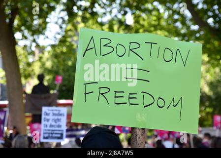 Parliament Square, London, Großbritannien. 14. Mai 2022. Wahlprotest in London gegen den Obersten Gerichtshof der USA, der Roe gegen Wade und das Recht auf Abtreibung umkiste. Kredit: Matthew Chattle/Alamy Live Nachrichten Stockfoto