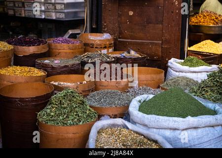 Kräuter und Gewürze am Lebensmittelmarkt (Suq Al Hamidiyah) in Damaskus Stockfoto