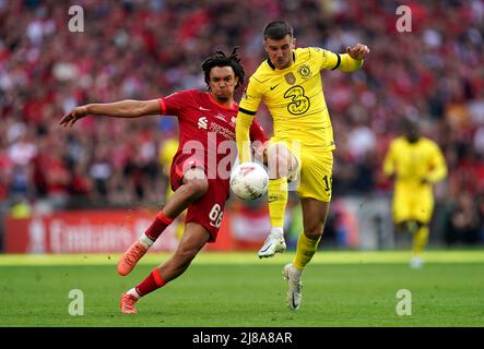 Liverpools Trent Alexander-Arnold (links) und Chelsea's Mason Mount kämpfen während des Emirates FA Cup Finales im Wembley Stadium, London, um den Ball. Bilddatum: Samstag, 14. Mai 2022. Stockfoto