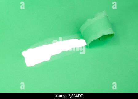 Loch in Papier grüne Farbe Hintergrund beschädigt gerissen Stockfoto