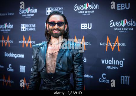 Turin, Italien. 14.. Mai 2022. Tom Neuwirth, österreichischer Sänger, Travestie-Künstler und ESC-Gewinner 2014 als Conchita Wurst, spricht vor dem Finale des Eurovision Song Contest (ESC) mit Medienvertretern im Pressezentrum. Der internationale Musikwettbewerb findet zum 66.. Mal statt. Im Finale wird der Gewinnersong aus insgesamt 40 musikalischen Einreichungen ausgewählt. Quelle: Jens Büttner/dpa/Alamy Live News Stockfoto