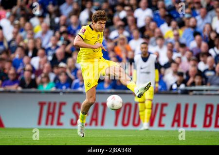 LONDON, GROSSBRITANNIEN. MAI 14. Marcos Alonso von Chelsea kontrolliert den Ball während des FA Cup Finales zwischen Chelsea und Liverpool im Wembley Stadium, London am Samstag, 14.. Mai 2022. (Kredit: Federico Maranesi | MI Nachrichten) Kredit: MI Nachrichten & Sport /Alamy Live Nachrichten Stockfoto