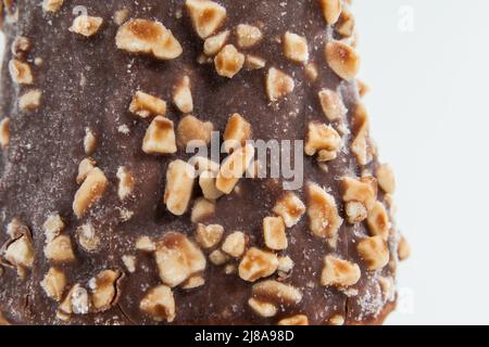 Eis mit Schokoladenüberzug und Erdnussstücken Stockfoto