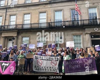 Wahlkämpfer versammeln sich vor dem US-Konsulat in Edinburgh, um sich solidarisch mit denen in Amerika zu zeigen, die gegen den jüngsten Appell von Roe vs Wade protestieren. Die Demonstration vor dem US-Konsulat in der schottischen Hauptstadt fand statt, als Hunderttausende von Menschen in ganz Amerika auf die Straße gingen, um gegen die bevorstehende Entscheidung des Obersten Gerichtshofs der USA zu protestieren, die bahnbrechende Entscheidung von 1973, die Abtreibung legal machte, umzukehren. Bilddatum: Samstag, 14. Mai 2022. Stockfoto