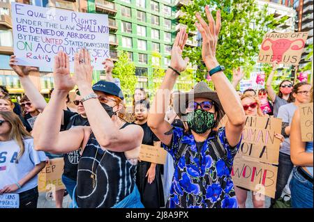 London, Großbritannien. 14.. Mai 2022. Pro-Abtreibungsdemonstranten marschieren zur US-Botschaft, um gegen die mögliche Aufhebung von Roe gegen Wade zu protestieren, die in vielen Staaten die Rechte von Frauen auf einen legalen Abtreibung aufheben würde. Kredit: Guy Bell/Alamy Live Nachrichten Stockfoto