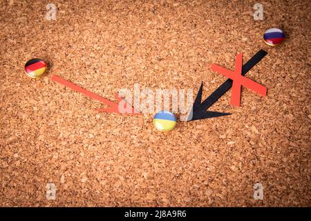Konzept der deutschen Hilfe für die Ukraine. Pins mit Nationalflaggen. Konflikt zwischen der Ukraine und Russland. Stockfoto