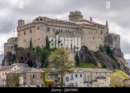 Schloss Bardi dominiert das gleichnamige Dorf in der Provinz Parma, Italien Stockfoto