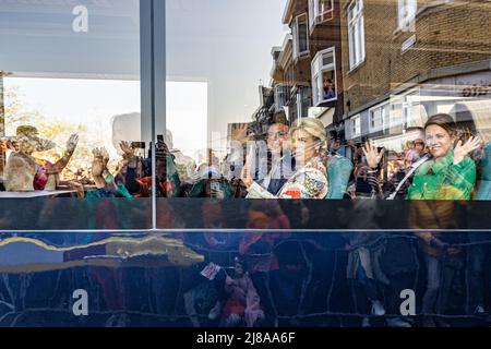 Maastricht, Süd-Limburg, Niederlande. 27. April 2022. Königliche Familie Ankunft in einem Bus zur Feier des Königstages, große Partei in der Stadt auf einem Stockfoto