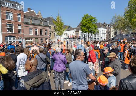 Maastricht, Süd-Limburg, Niederlande. 27. April 2022. Königsfest in Holland, fröhliche Menschen feiern und genießen Party in der Stadt, so Stockfoto