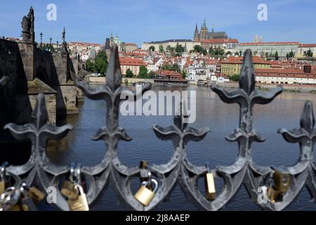 Prag, Tschechische Republik. 14.. Mai 2022. Ein Blick von der Karlsbrücke auf die Prager Burg während des sonnigen Frühlings in Prag in der Tschechischen Republik. (Bild: © Slavek Ruta/ZUMA Press Wire) Stockfoto