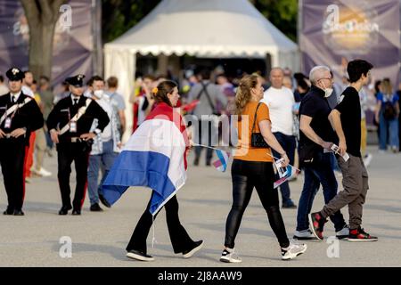 2022-05-14 19:18:06 TURIN - Song Contest Fans vor dem Finale des Eurovision Song Contest in Italien. ANP SANDER KING niederlande Out - belgien Out Stockfoto