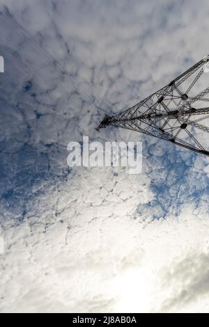 Superpylon, der Strom über die Flüsse Severn und Wye in Chepstow, Wales, transportiert. Stockfoto