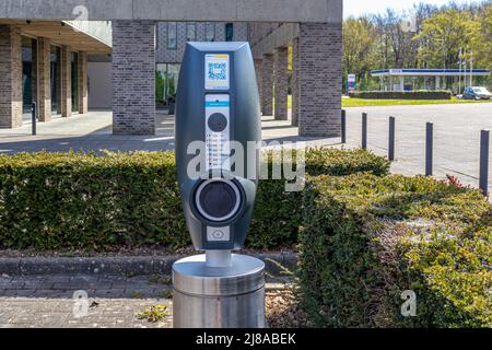 Stein, Süd-Limburg, Niederlande. 18. April 2022. Ladestation für Elektroautos, öffentliche Nutzung und verschiedene Arten von Fahrzeugen, Gebäude- und Gas-st Stockfoto