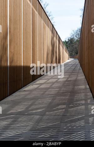 Maasmechelen, Limburg, Belgien - 04 12 2022 - hölzerne Radfahrerbrücke im Campina Moorgebiet Stockfoto