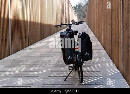 Maasmechelen, Limburg, Belgien - 04 12 2022 - Trekkingrad an einer Holzbrücke Stockfoto