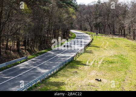 Maasmechelen, Limburg, Belgien - 04 12 2022 - Autobahn durch das nationale Naturschutzgebiet Hoge Kempen Stockfoto