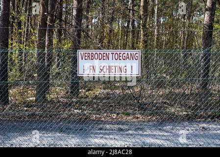 Zutendaal, Limburg, Belgien - 04 12 2022 - Warnzeichen und Zustandserbegrenzung des FN Herstal-Waffenfabrik-Testgeländes Stockfoto