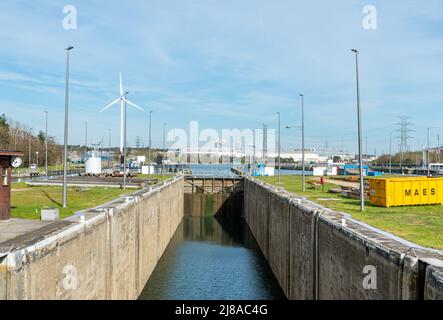 Genk, Limburg, Belgien - 04 12 2022 - Schleuse für hauptsächlich industrielle Frachtschiffe in der Nähe des Hafens Stockfoto