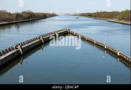 Genk, Limburg, Belgien - 04 12 2022 - Schleuse für hauptsächlich industrielle Frachtschiffe in der Nähe des Hafens Stockfoto