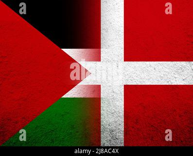 Das Königreich Dänemark Nationalflagge mit Flagge Palästinas. Grunge Hintergrund Stockfoto