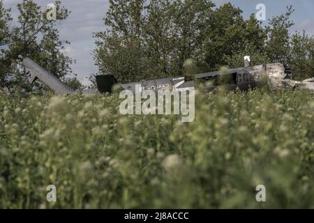 Biskvitne, Ukraine. 14.. Mai 2022. Ein russischer Mi-28-Hubschrauber, der Anfang März abstürzte, liegt auf einem Feld östlich von Charkiw in Biskvitne, Ukraine, Samstag, 14. Mai 2022. Russische Streitkräfte ziehen sich aus der ehemals besetzten nordukrainischen Stadt Charkow zurück, behaupteten Militärbeamte am Samstag, als Kiew eine Gegenoffensive in der nahe gelegenen Stadt Izium startete. Foto von Ken Cedeno/UPI Credit: UPI/Alamy Live News Stockfoto