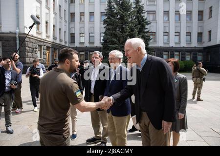 Kiew, Ukraine. 14.. Mai 2022. Der ukrainische Präsident Wolodymyr Zelenskyy, links, begrüßt Senator John Cornyn aus Texas, rechts, und eine Gruppe von GOP-Senatoren bei der Ankunft im Präsidentenverwaltungsgebäude am 14. Mai 2022 in Kiew, Ukraine. Quelle: Ukrainische Präsidentschaft/Ukrainische Präsidentschaft/Alamy Live News Stockfoto