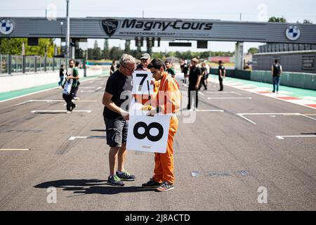 Kühlergrill, Start des Rennens, Abfahrt, Startaufstellung, Kühlergrill, marshall, kommissar de Piste, während der 4. Runde des Clio Cup Europe 2022, vom 13. Bis 15. Mai auf dem Circuit de Nevers Magny-Cours in Magny-Cours, Frankreich - Foto Louis Legon / DPPI Stockfoto