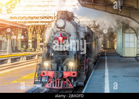 Retro-Dampfzug steht auf dem Vintage-Bahnhof Stockfoto