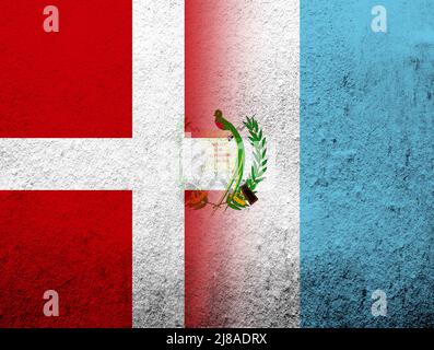 Das Königreich Dänemark Nationalflagge mit der Republik Guatemala Nationalflagge. Grunge Hintergrund Stockfoto