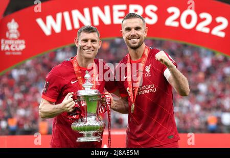 Liverpools James Milner (links) und Jordan Henderson posieren mit der Trophäe nach dem Finale des Emirates FA Cup im Wembley Stadium, London. Bilddatum: Samstag, 14. Mai 2022. Stockfoto