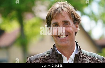 14. Mai 2022, Schleswig-Holstein, Weissenhäuser Strand: Jan Henric Büttner, Unternehmer und Inhaber des Luxushotels Weissenhaus Grand Village Resort & Spa am Meer, steht vor dem Schloss Weissenhaus. Foto: Marcus Brandt/dpa Stockfoto