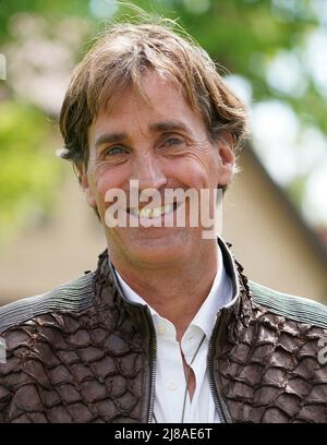 14. Mai 2022, Schleswig-Holstein, Weissenhäuser Strand: Jan Henric Büttner, Unternehmer und Inhaber des Luxushotels Weissenhaus Grand Village Resort & Spa am Meer, steht vor dem Schloss Weissenhaus. Foto: Marcus Brandt/dpa Stockfoto