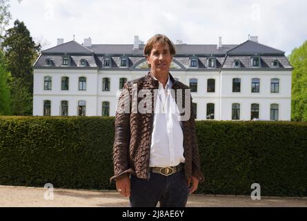14. Mai 2022, Schleswig-Holstein, Weissenhäuser Strand: Jan Henric Büttner, Unternehmer und Inhaber des Luxushotels Weissenhaus Grand Village Resort & Spa am Meer, steht vor dem Schloss Weissenhaus. Foto: Marcus Brandt/dpa Stockfoto