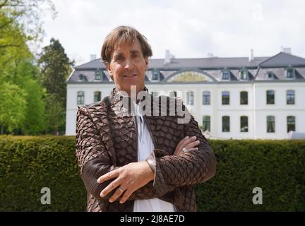 14. Mai 2022, Schleswig-Holstein, Weissenhäuser Strand: Jan Henric Büttner, Unternehmer und Inhaber des Luxushotels Weissenhaus Grand Village Resort & Spa am Meer, steht vor dem Schloss Weissenhaus. Foto: Marcus Brandt/dpa Stockfoto